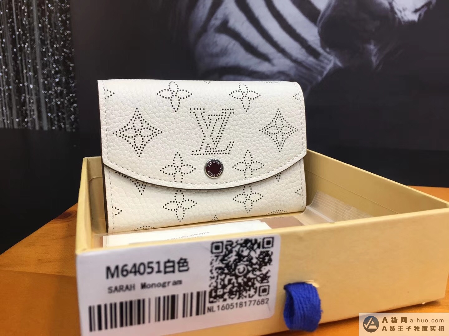 m64051冲孔花纹两折LV女士钱包